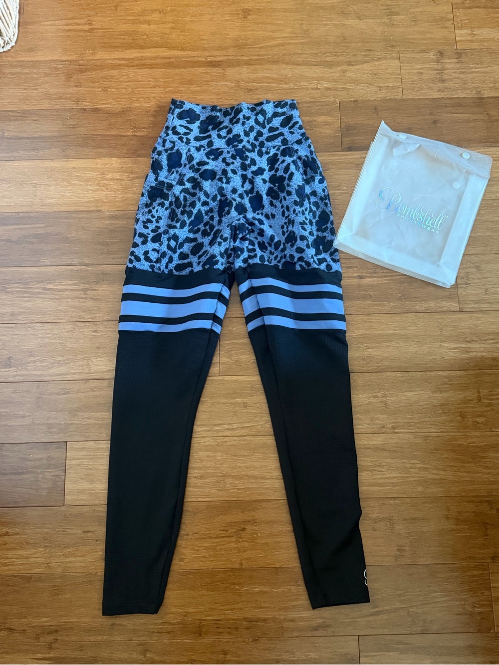 Bombshell Sportswear leggings blue animal print XS like new
